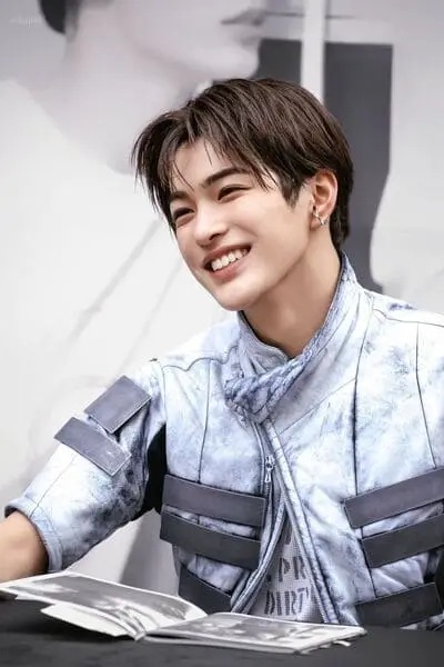 anh-keonho-cortis-cuoi-8 Ảnh Keonho Cortis cười vừa đủ ấm