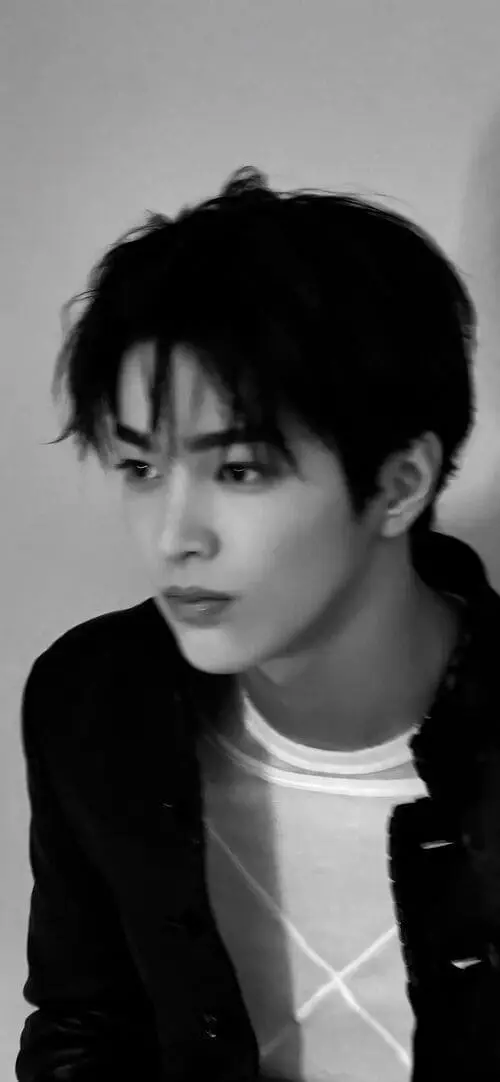 anh-keonho-cortis-hinh-nen-trang-den-1 Ảnh Keonho Cortis hình nền trắng đen góc nghiêng