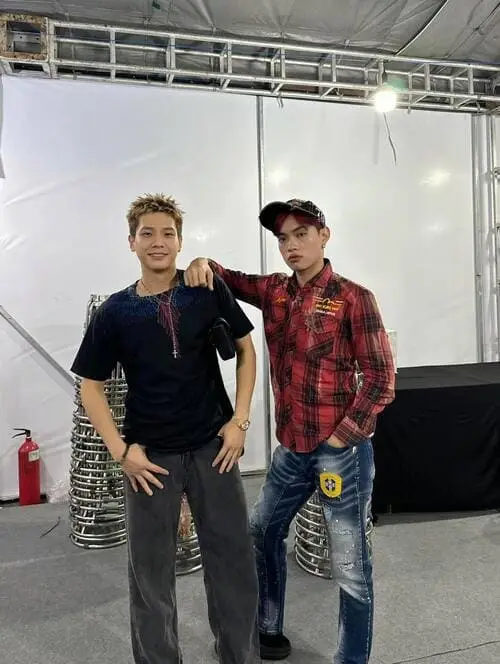 anh-quan-ap-ao-dai-bang-2 Quân AP mặc áo đại bàng, cười nhẹ đời thường