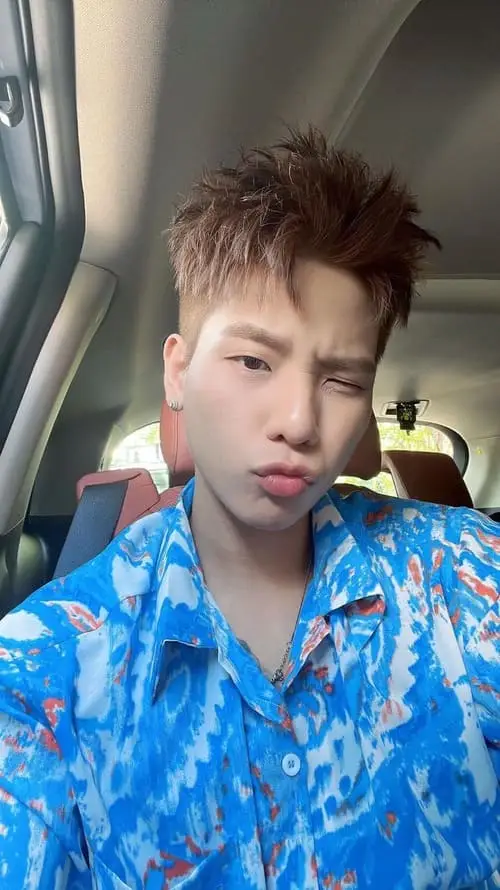 anh-quan-ap-chu-mo-2 Quân AP chu mỏ cute, tạo dáng trước ống kính