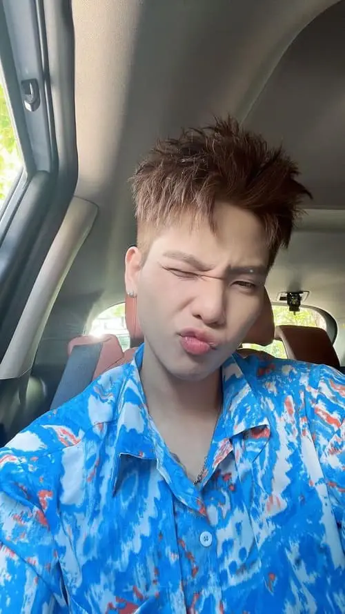 anh-quan-ap-chu-mo-3 Ảnh Quân AP chu mỏ, biểu cảm tinh nghịch đáng yêu