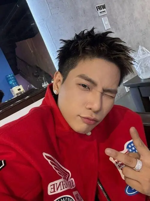 anh-quan-ap-chu-mo-4 Quân AP chu mỏ, selfie cận mặt nhìn thẳng camera