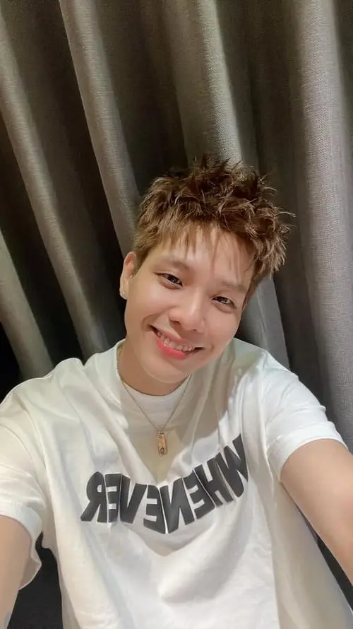 anh-quan-ap-cuoi-1 Ảnh Quân AP cười tươi, selfie áo trắng giản dị