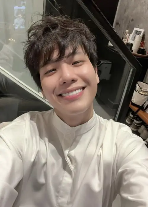 anh-quan-ap-cuoi-4 Quân AP cười nhẹ, ánh mắt hiền và thân thiện