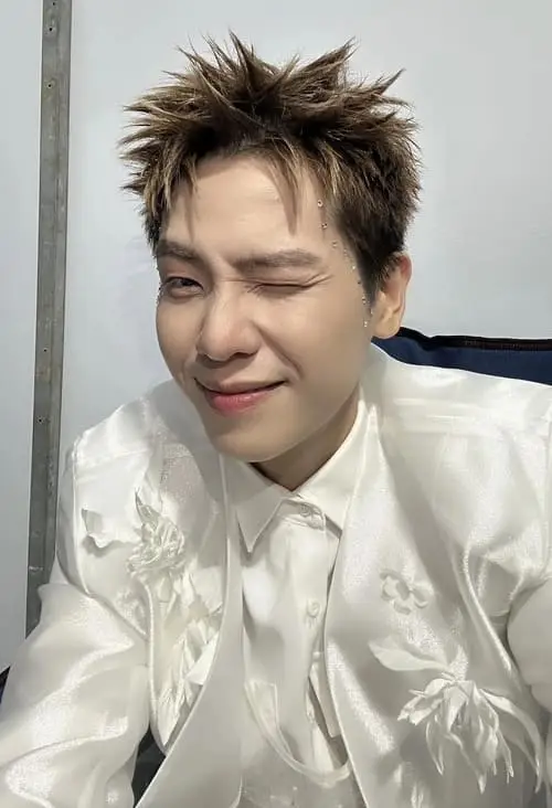 anh-quan-ap-cute-de-thuong-3 Ảnh Quân AP cute, outfit trẻ trung và gần gũi