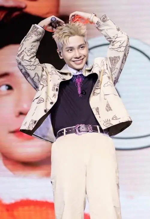 anh-quan-ap-cute-de-thuong-6 Quân AP cute, chụp cận mặt với nụ cười nhẹ