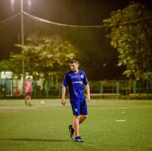 anh-quan-ap-da-bong-2 Quân AP đá bóng, outfit thể thao khỏe khoắn