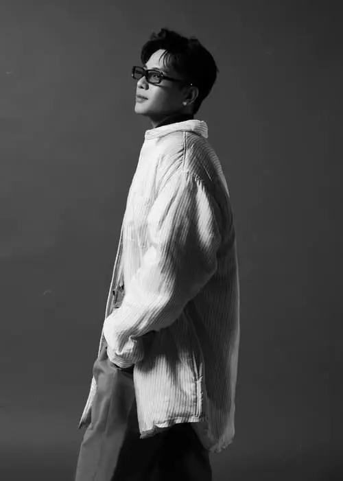 anh-quan-ap-den-trang-1 Ảnh Quân AP đen trắng, chân dung đeo kính cá tính