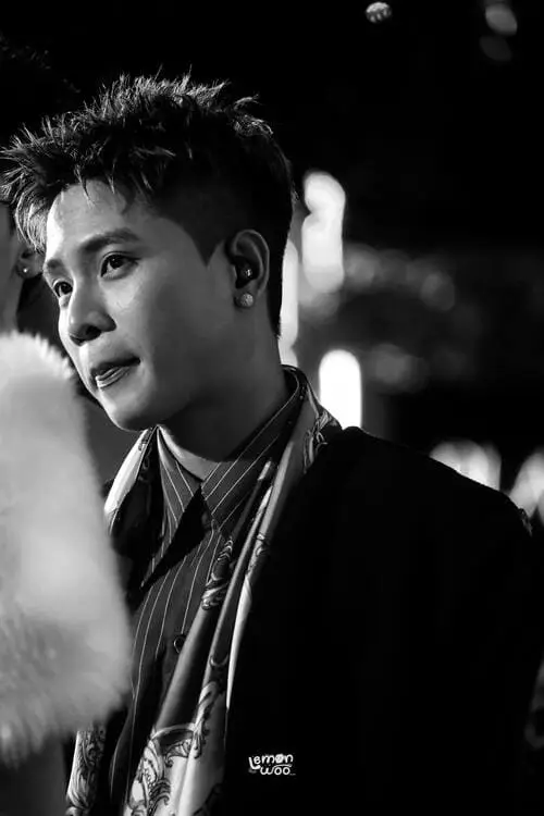 anh-quan-ap-den-trang-3 Ảnh Quân AP đen trắng, outfit tối giản đầy thần thái