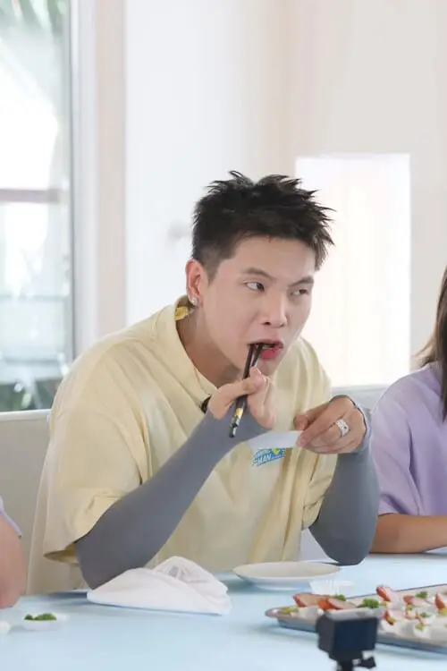 anh-quan-ap-dim-hai-1 Ảnh Quân AP dìm hài, biểu cảm lầy khi ăn