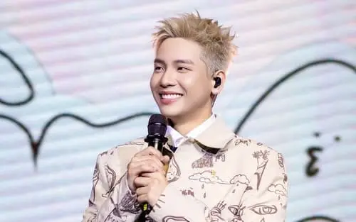 anh-quan-ap-hinh-nen-1 Ảnh Quân AP hình nền, cầm micro mỉm cười sân khấu