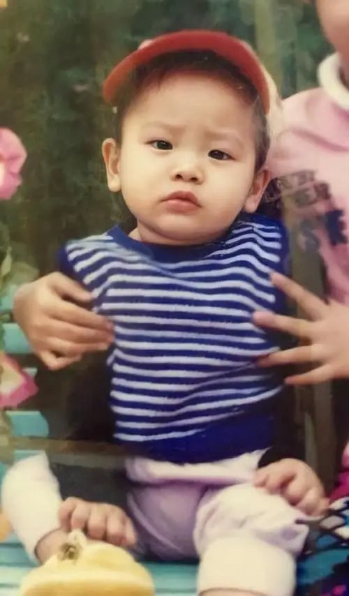 anh-quan-ap-hoi-be-hoi-xua-luc-be-1 Ảnh Quân AP hồi bé, đội mũ đỏ siêu dễ thương