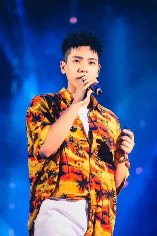 anh-quan-ap-moi-nhat-2 Quân AP ảnh mới nhất, pose mạnh mẽ dưới ánh đèn