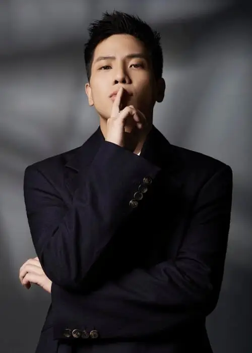 anh-quan-ap-ngau-1 Ảnh Quân AP ngầu, mặc suit đen và ra dấu shh