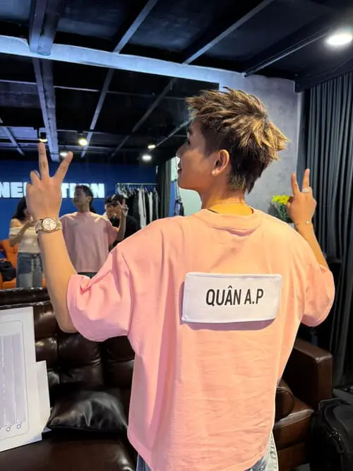 anh-quan-ap-sau-lung-3 Ảnh Quân AP sau lưng, outfit nổi bật trong studio