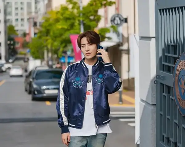 Nam Byeong-jin trong dàn diễn viên Cạnh Tranh Thân Thiện (Friendly Rivalry) nghe điện thoại ngoài phố