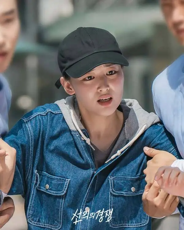 Yoo Je-na trong dàn diễn viên Cạnh Tranh Thân Thiện (Friendly Rivalry) đội mũ, vẻ hoảng hốt