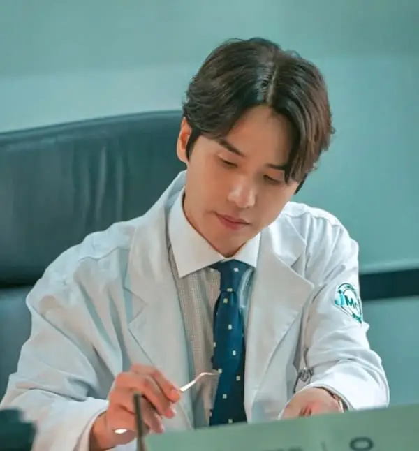 Yoo Tae-joon trong dàn diễn viên Cạnh Tranh Thân Thiện (Friendly Rivalry) mặc blouse bác sĩ làm việc