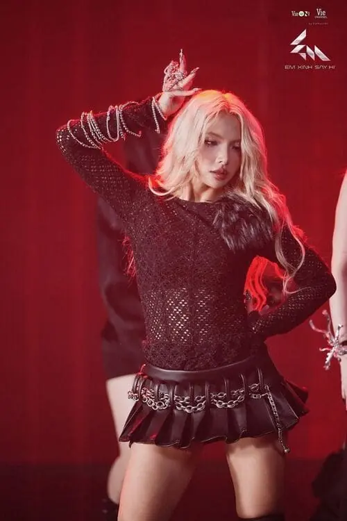 Anh-MaiQuinn-Em-Xinh-Say-Hi-1 Ảnh MaiQuinn Em Xinh Say Hi diện váy đen đỏ, tạo dáng trên sân khấu