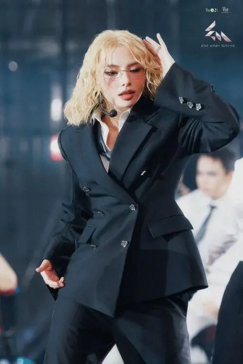 Anh-MaiQuinn-Em-Xinh-Say-Hi-2 Ảnh MaiQuinn Em Xinh Say Hi diện suit đen, bước đi đầy thần thái