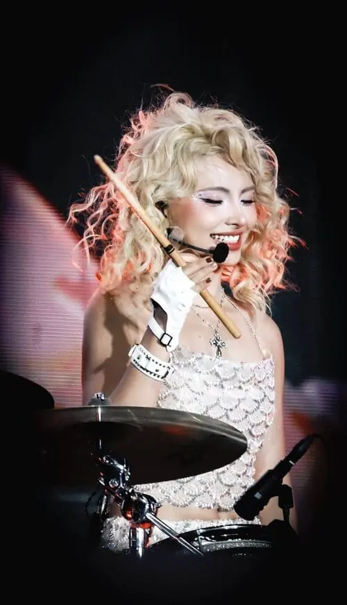 Anh-MaiQuinn-Hien-Mai-moi-nhat-1 Ảnh MaiQuinn Hiền Mai mới nhất chơi trống trên sân khấu với tóc vàng bạch kim