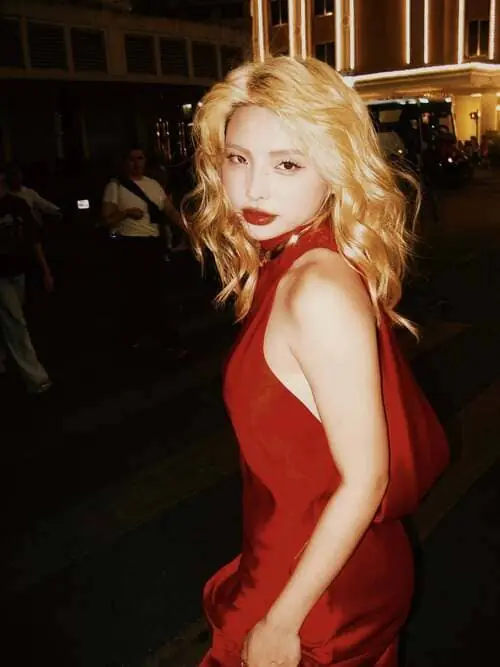 Anh-MaiQuinn-Hien-Mai-moi-nhat-2 Ảnh MaiQuinn Hiền Mai mới nhất diện váy đỏ, quay lại nhìn máy ảnh vào ban đêm