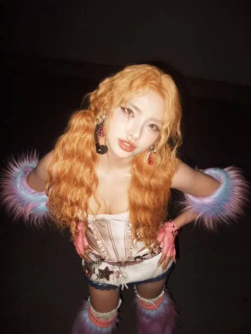 Anh-MaiQuinn-Hien-Mai-moi-nhat-3 Ảnh MaiQuinn Hiền Mai mới nhất với tóc vàng xoăn, makeup nổi bật và cánh tay lông vũ