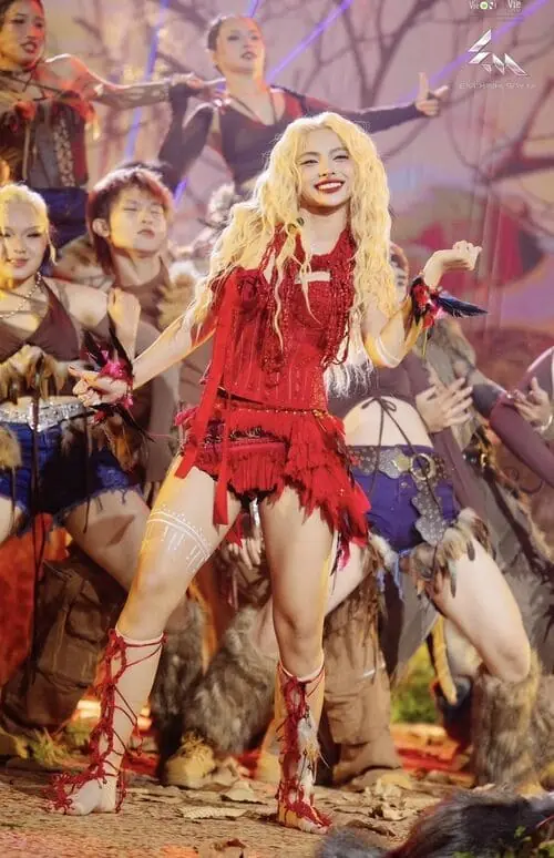 Anh-MaiQuinn-concert-em-xinh-say-hi-1 Ảnh MaiQuinn Concert biểu diễn cùng dàn nghệ sĩ trong sân khấu ánh tím