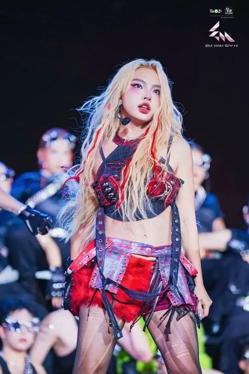 Anh-MaiQuinn-concert-em-xinh-say-hi-2 Ảnh MaiQuinn Concert ngồi trên bậc sân khấu, dang tay trong outfit đỏ đen