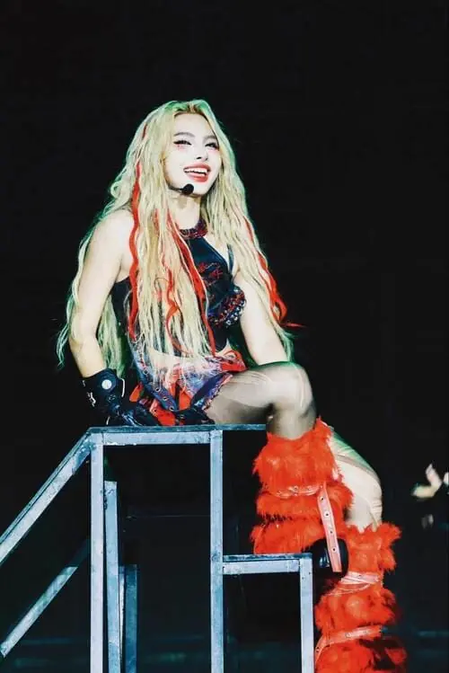 Anh-MaiQuinn-concert-em-xinh-say-hi-3 Ảnh MaiQuinn Concert bước trên sân khấu với outfit đỏ đen và tóc highlight