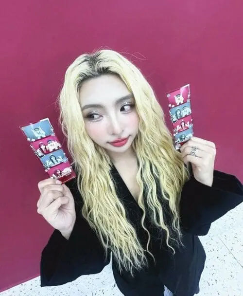 Anh-MaiQuinn-cute-1 Ảnh MaiQuinn cute cầm hai gói nhỏ, tạo dáng trước nền hồng