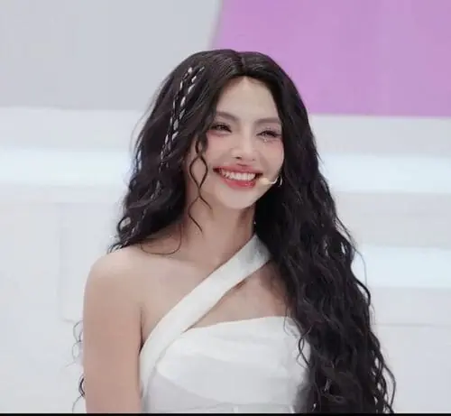 Anh-MaiQuinn-cute-2 Ảnh MaiQuinn cute trong váy trắng, cười tươi với mái tóc đen dài