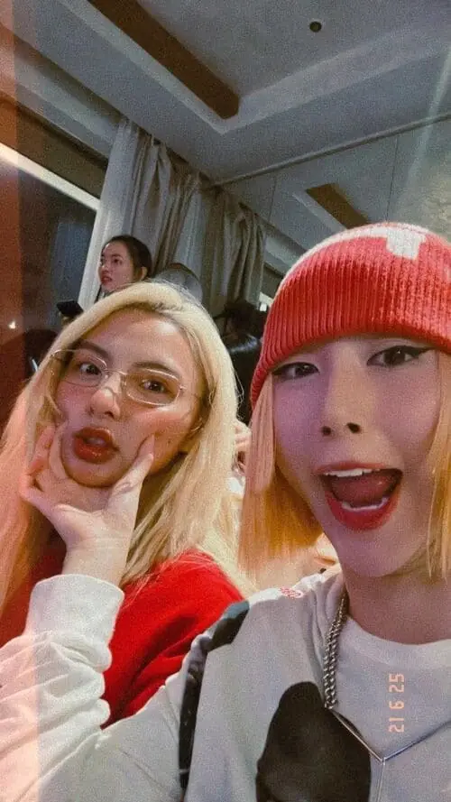 Anh-MaiQuinn-dim-hai-2 Ảnh MaiQuinn dìm hài selfie cùng bạn, biểu cảm vui nhộn trong gương