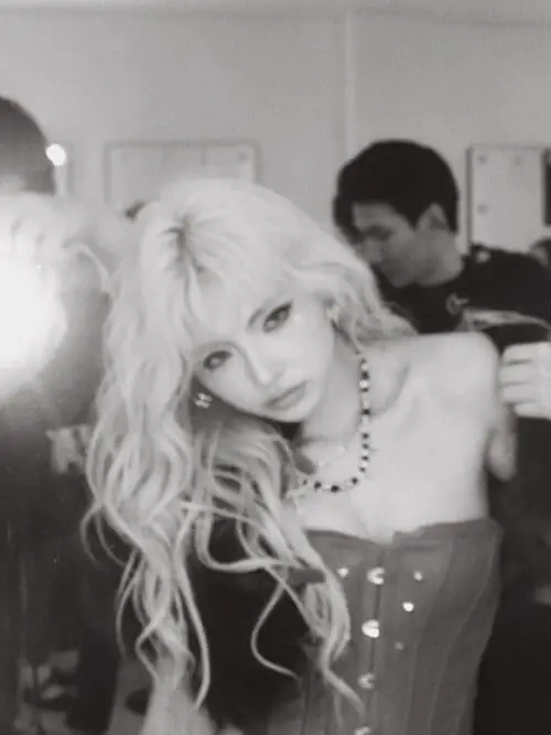 Anh-MaiQuinn-hinh-nen-doc-1 Ảnh MaiQuinn hình nền dọc trắng đen cúi đầu nhẹ, tóc vàng xoăn và váy cúp ngực