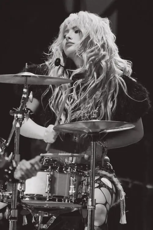 Anh-MaiQuinn-hinh-nen-doc-2 Ảnh MaiQuinn hình nền dọc trắng đen ngồi chơi trống, giữ thần thái lạnh