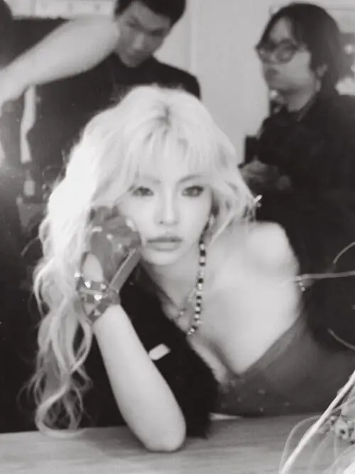 Anh-MaiQuinn-hinh-nen-doc-3 Ảnh MaiQuinn hình nền dọc trắng đen với tóc xoăn vàng và ánh nhìn nghiêng