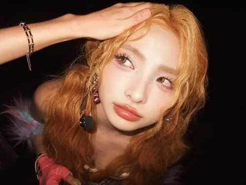 Anh-MaiQuinn-hinh-nen-ngang-1 Ảnh MaiQuinn hình nền ngang cận mặt với tóc vàng xoăn và ánh nhìn cuốn hút