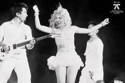 Anh-MaiQuinn-hinh-nen-ngang-trang-den-1 Ảnh MaiQuinn hình nền ngang trắng đen khi biểu diễn cùng ban nhạc