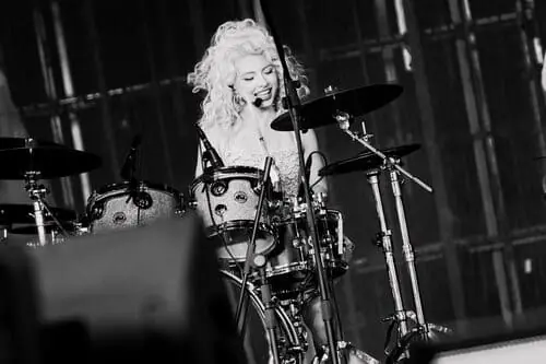 Anh-MaiQuinn-hinh-nen-ngang-trang-den-2 Ảnh MaiQuinn hình nền ngang trắng đen biểu diễn trống trên sân khấu