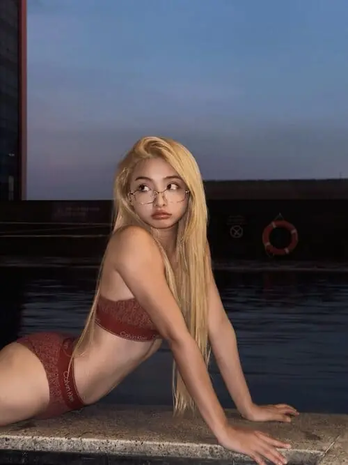 Anh-MaiQuinn-mac-bikini-2 Ảnh MaiQuinn mặc bikini nâu quay người nhìn máy ảnh bên hồ bơi