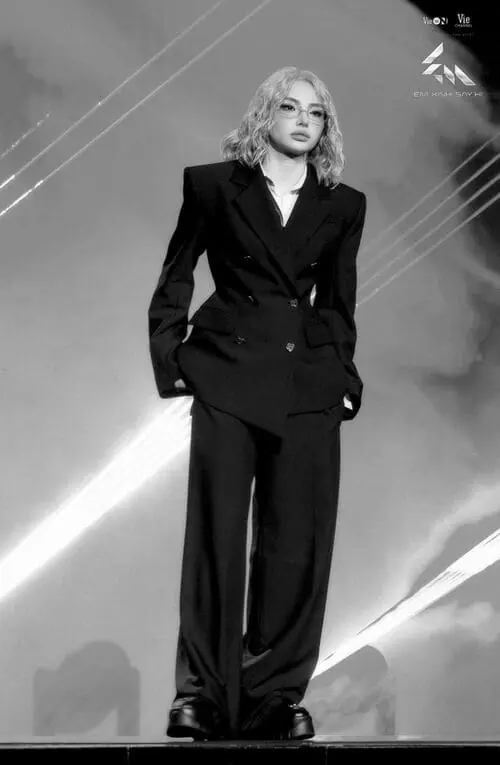 Anh-MaiQuinn-ngau-1 Ảnh MaiQuinn ngầu trong suit đen trắng đen, đứng tạo dáng mạnh mẽ