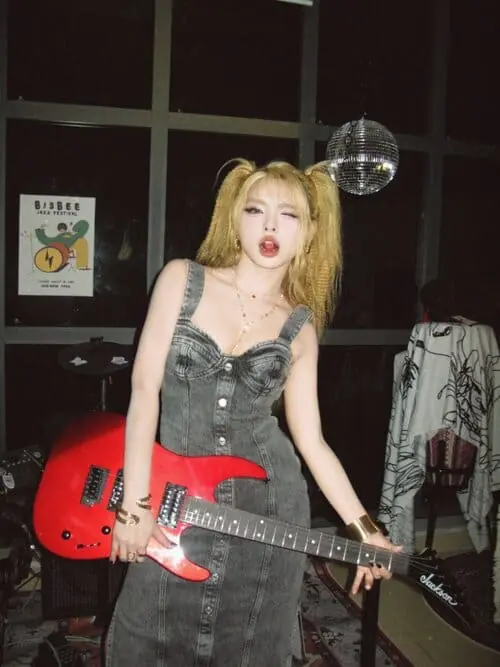 Anh-MaiQuinn-ngau-3 Ảnh MaiQuinn ngầu tạo dáng với đàn guitar đỏ, tóc vàng và váy ôm cá tính