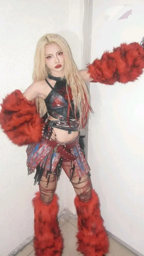 Anh-MaiQuinn-not-my-fault-1 Ảnh MaiQuinn Not My Fault tạo dáng trong studio với outfit đỏ đen nổi bật