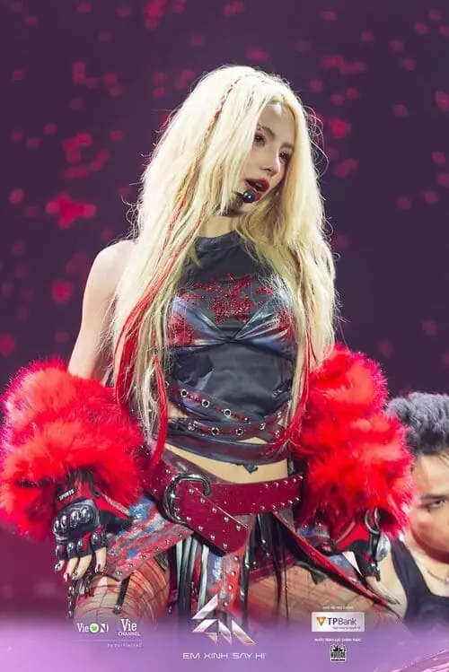 Anh-MaiQuinn-not-my-fault-2 Ảnh MaiQuinn Not My Fault trên sân khấu, diện outfit đỏ đen và ống chân lông đỏ
