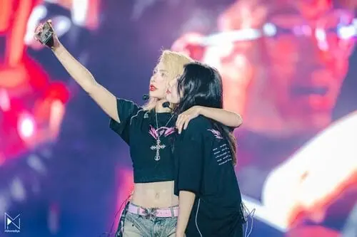 Anh-MaiQuinn-va-lyhan-1 Ảnh MaiQuinn và Lyhan ôm nhau trên sân khấu, tương tác thân thiết