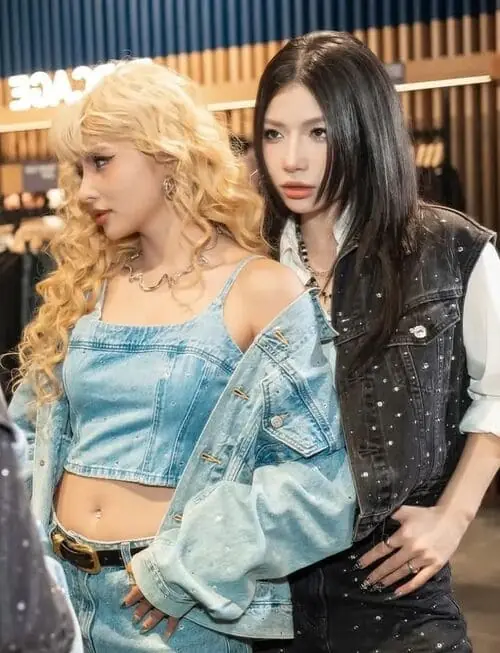 Anh-MaiQuinn-va-lyhan-2 Ảnh MaiQuinn và Lyhan đứng cạnh nhau ở hậu trường, phối đồ denim cá tính