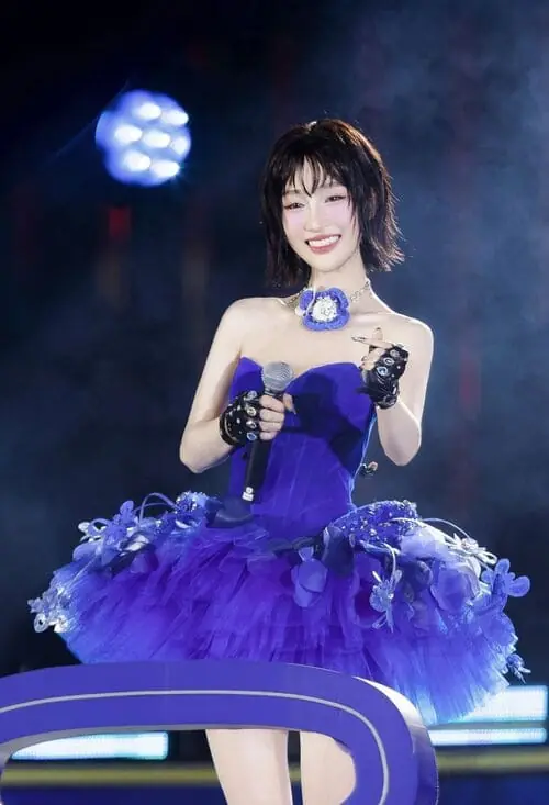 anh-juky-san-cuoi-2 Ảnh Juky San cười nhẹ với gương mặt sáng và thần thái dịu dàng