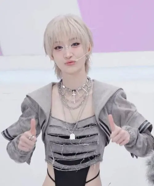 anh-juky-san-cute-5 Ảnh Juky San cute với tóc sáng màu, biểu cảm đáng yêu và outfit sân khấu cá tính