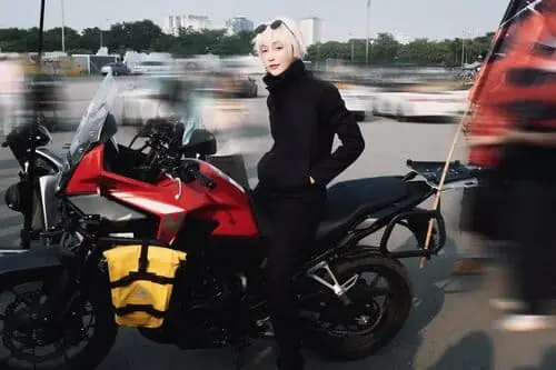 anh-juky-san-gojo-cosplay-4 Ảnh Juky San gojo cosplay nổi bật với mái tóc sáng và biểu cảm sắc lạnh