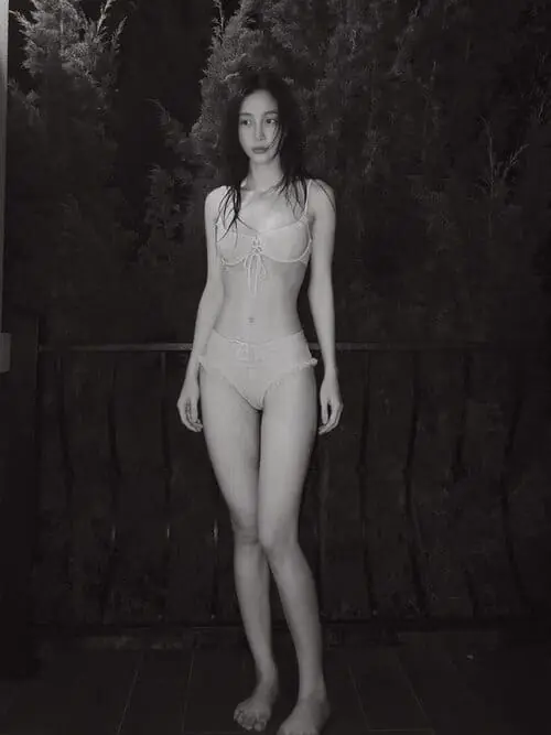 anh-juky-san-mạc-bikini-1 Ảnh Juky San trong trang phục đi biển với thần thái tự tin và trẻ trung